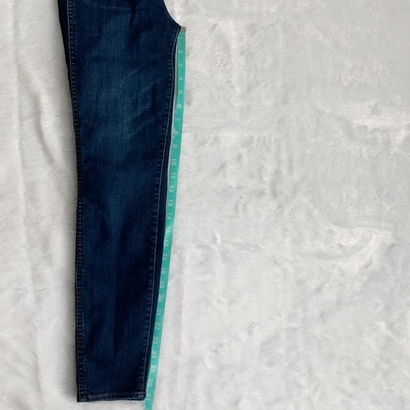 Like New Madewell 10 Inch High Rise Skinny Jeans - Picture 4 of 9